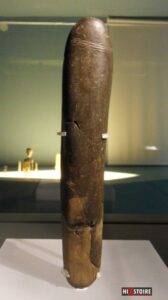 le-plus-vieux-penis-phallus-monde-575×1024 le plus vieux sextoy au monde